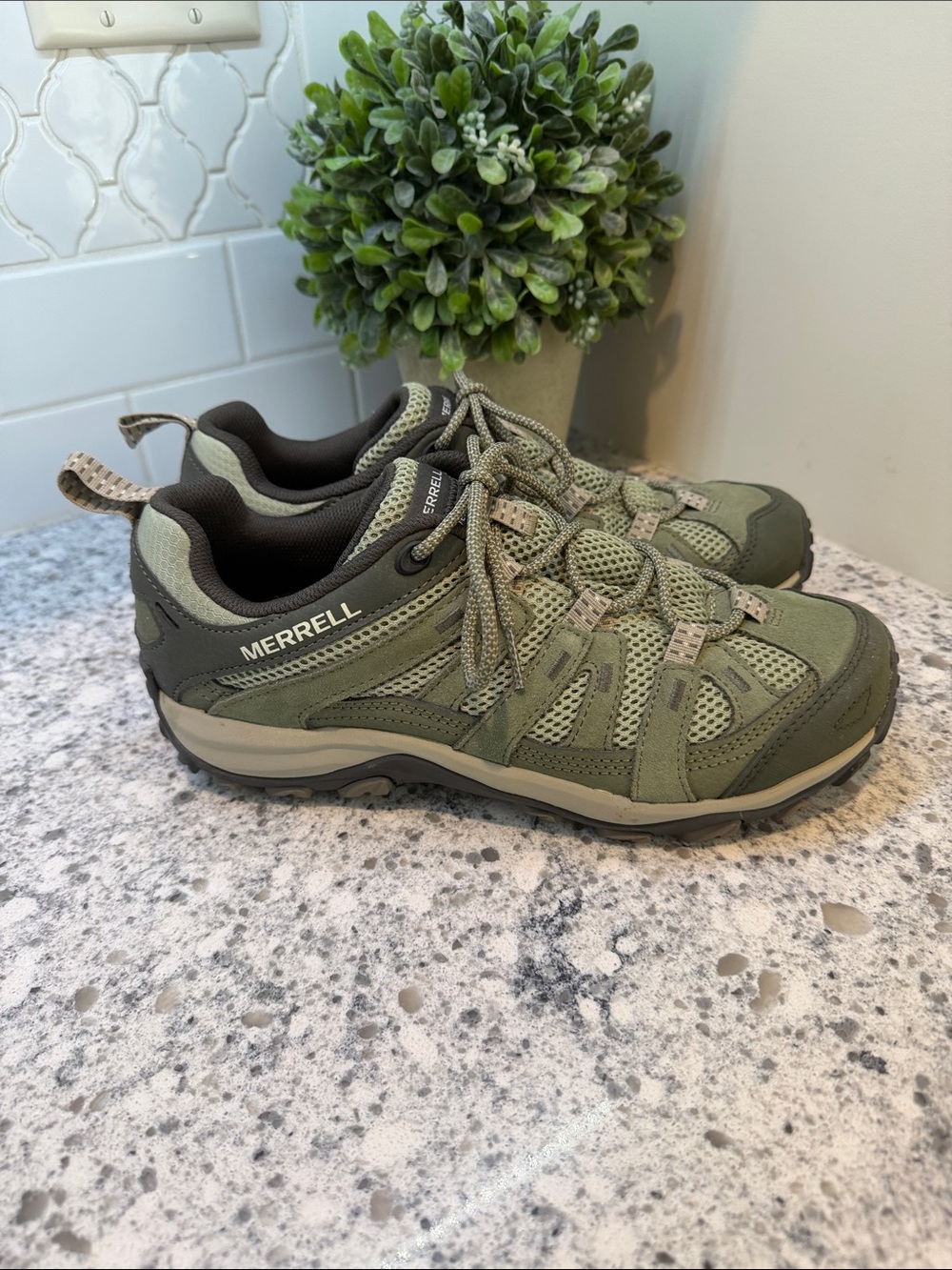 Merrell Moab womens Olive Green Hiking Shoes size 10 like new condition